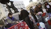 Familias de bebés robados crean un muro con regalos que nunca pudieron dar a sus hijos