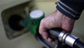 Los precios moderan su caída al 0,2% por el alza de la gasolina