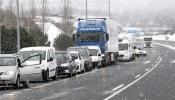 El temporal de nieve provoca el caos en la red de carreteras y trenes del norte de España