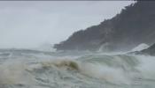 San Sebastián recibe olas de hasta siete metros de altura