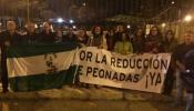Alcaldes socialistas de Jaén duermen frente a la Moncloa para que Rajoy rebaje las peonadas