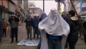 Jóvenes en burka por los derechos de la mujer