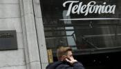Telefónica sufre sangría de clientes móviles pero crece en fibra en España