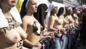 Las Femen protestan en París por la mujer