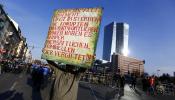 Activistas se manifestan contra la austeridad en la inauguración de la nueva sede del BCE