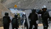 Batalla campal entre la Policía y compañeros de 'los 43 de Iguala'