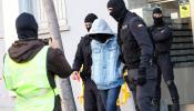 La Guardia Civil detiene en Badalona a unos padres y a sus hijos gemelos por yihadismo