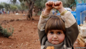 La foto de la niña siria rindiéndose que ha dado la vuelta a Internet