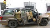 Un detenido por llevar una tonelada de hachís en fardos amontonados a la vista en su coche
