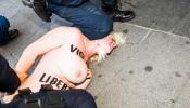 Detenida una activista de Femen tras protestar contra la Ley Mordaza ante Fernández Díaz