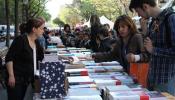 Miles de personas inundan Barcelona con un mar de libros y rosas