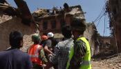 Un médico español que se quedó atrapado en una expedición tras el terremoto, trabaja ahora para ayudar a las víctimas
