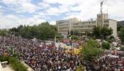 Trabajadores despedidos regresan a la televisión pública griega tras dos años de cierre