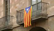 Decenas de ayuntamientos de Catalunya siguen con la estelada colgada de sus balcones