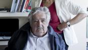 Pepe Mújica felicita a Manuela Carmena durante una reunión en casa de la candidata