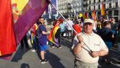 El policía que defendió al viejo de la bandera republicana