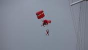 Un paracaidista salva la vida de un compañero en plena caída en Inglaterra
