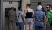 Los griegos retiran unos 400 millones de los bancos desde el anuncio del referéndum