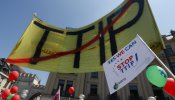 La 'Gran Coalición' cierra un pacto en la Eurocámara sobre el blindaje a las empresas en el TTIP entre UE y EEUU
