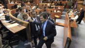La Presidencia de Asturias sigue en el aire: Foro cambia su voto a favor del PP y fuerza un empate con el PSOE