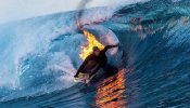 El primer hombre que logra hacer surf envuelto en llamas
