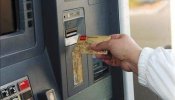 El Banco de España avisa de que solo debe cobrarse una comisión por la retirada de efectivo en los cajeros