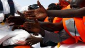 Detenidos cinco hombres acusados de homicidio tras ahogarse más de 200 inmigrantes en el Mediterráneo