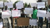 Un compañero de piso del senegalés muerto dice que lo vio forcejear con los Mossos antes de caer a la calle