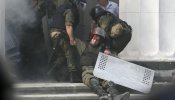 Un muerto y decenas de heridos en los enfrentamientos frente al Parlamento de Kiev