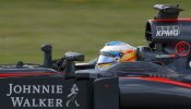 Alonso: "Me pasan en las rectas como si fuera un GP2, es vergonzoso"