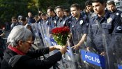 La Policía turca carga en la concentración por las víctimas del doble atentado suicida de Ankara