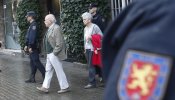 Pujol y su esposa abandonan su domicilio durante el registro de la Policía