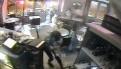 Así grabaron las cámaras el ataque a uno de los restaurantes de París