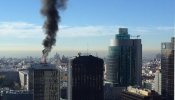 Controlado el incendio declarado en la azotea de un rascacielos en la zona empresarial de Azca en Madrid