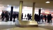 Cientos de enmascarados irrumpen en la estación de Estocolmo para agredir a inmigrantes y refugiados