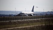 Una falsa amenaza de bomba obliga a desalojar y trasladar a una pista remota de Barajas un avión saudí