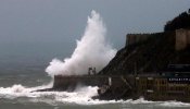 El fuerte temporal provoca daños en Euskadi y afecta varias líneas de tren en Galicia