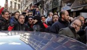 Cerca de 300 policías municipales persiguen al concejal de Seguridad de Madrid, que se refugia en un bar
