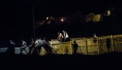 Un inmigrante baja de la valla de Ceuta tras mantenerse 30 horas colgado y es entregado a Marruecos