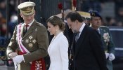 El machismo de los regalos a la Corona: rifles para el rey y fulares para la reina