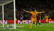 Suárez encarrila los cuartos para el Barça ante un Atlético con diez