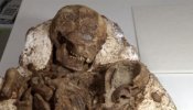 Encuentran en Taiwán un fósil de 4.800 años de una madre mirando al bebé que sujeta en brazos