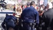 La Policía francesa detiene a activistas de Femen por protestar contra un acto de Marine Le Pen
