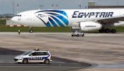 Egipto encuentra restos de un cuerpo entre las piezas del avión de EgyptAir