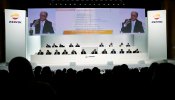 El presidente de Repsol critica las emisiones de las eléctricas y cuestiona sus subvenciones