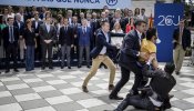 Un ciudadano irrumpe en el acto de Rajoy con sus candidatos al grito "¡Sois la mafia!"