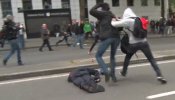 Brutal agresión a un policía durante la manifestación en Bruselas