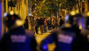 Los Mossos vuelven a cargar contra los manifestantes por el desalojo del 'Banco Expropiado' en Barcelona