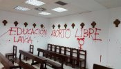 La capilla de la Autónoma de Madrid amanece con pintadas con los lemas "Aborto libre" y "Escuela laica"