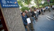 La falta de personal colapsa las oficinas de renovación del DNI: colas kilométricas y hasta 60 días de espera